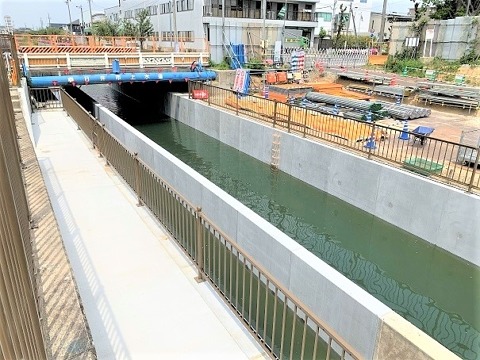 狭い場所でも水路の構築が可能な技術「オープンシールド工法」