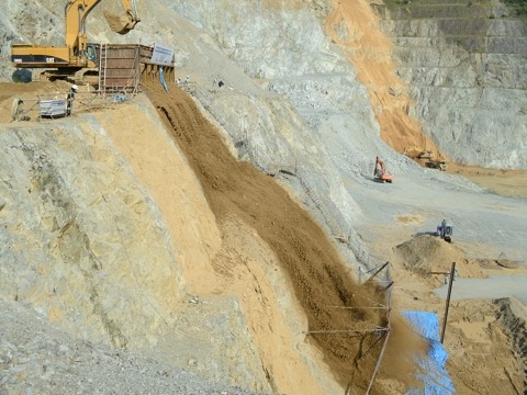 落石・土砂から人・建物・道路を守る防止柵<br>「ハイジュールネット」